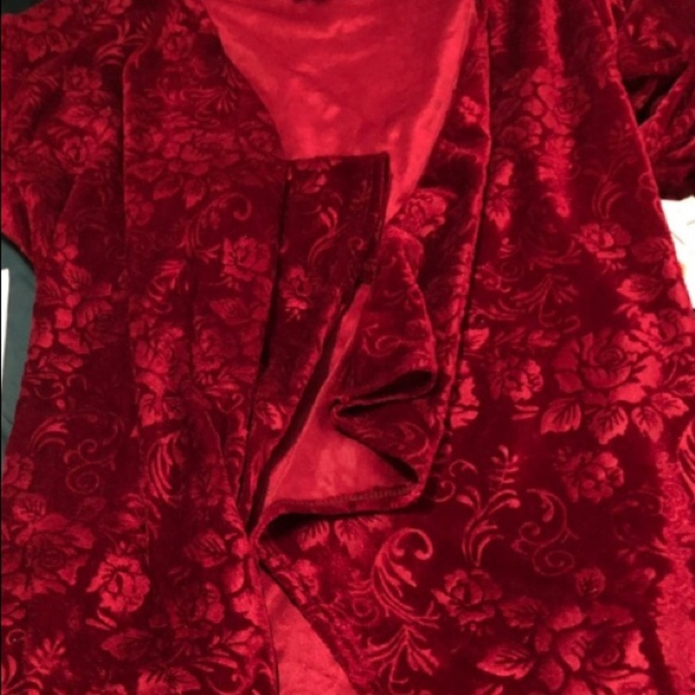 ❤️ISO❤️ Lularoe red embossed velvet Shirley